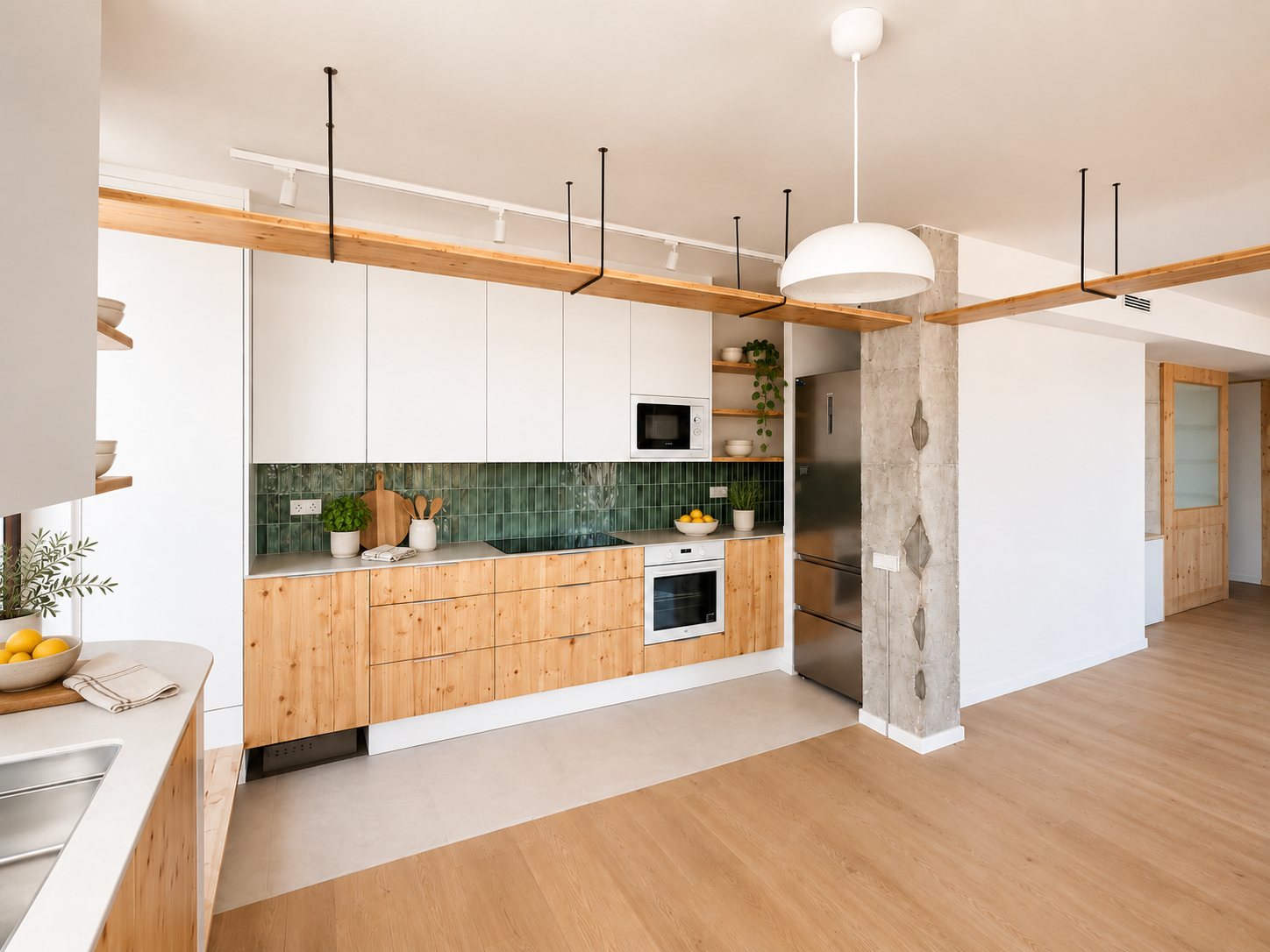 Cocina de vivienda con frentes de pino y azulejo verde